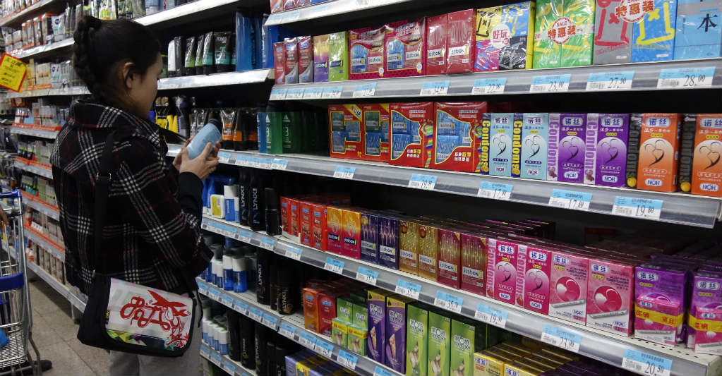 Coronavirus pone en riesgo suministro de preservativos. AFP