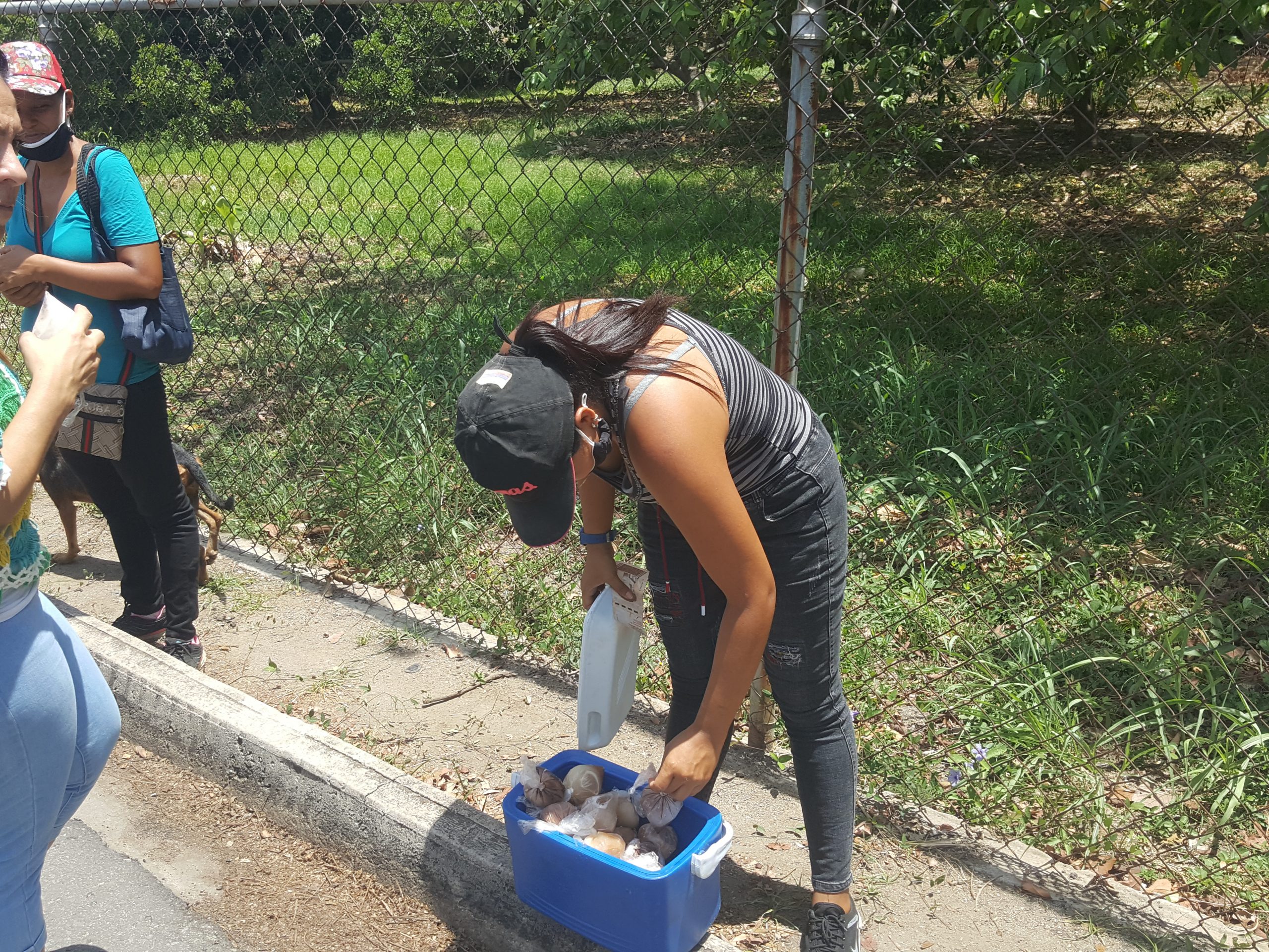 vende helados en las colas de la gasolinera