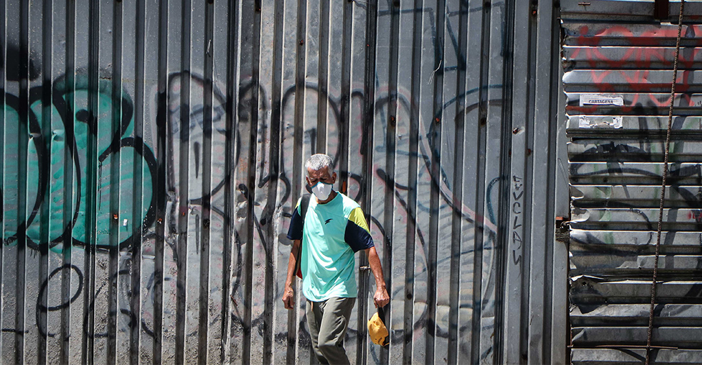 coronavirus en venezuela cotidianidad hombre en la calle