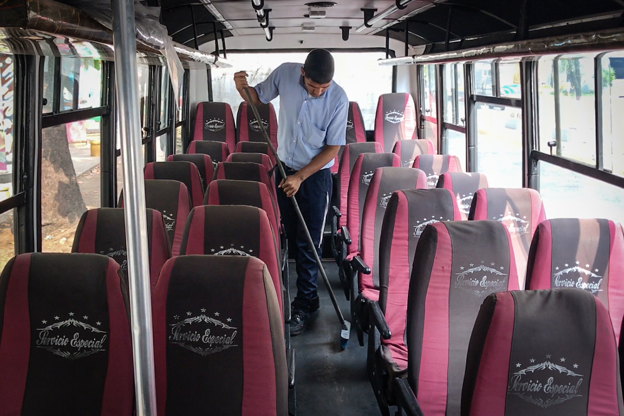 limpiando autobus autobusete