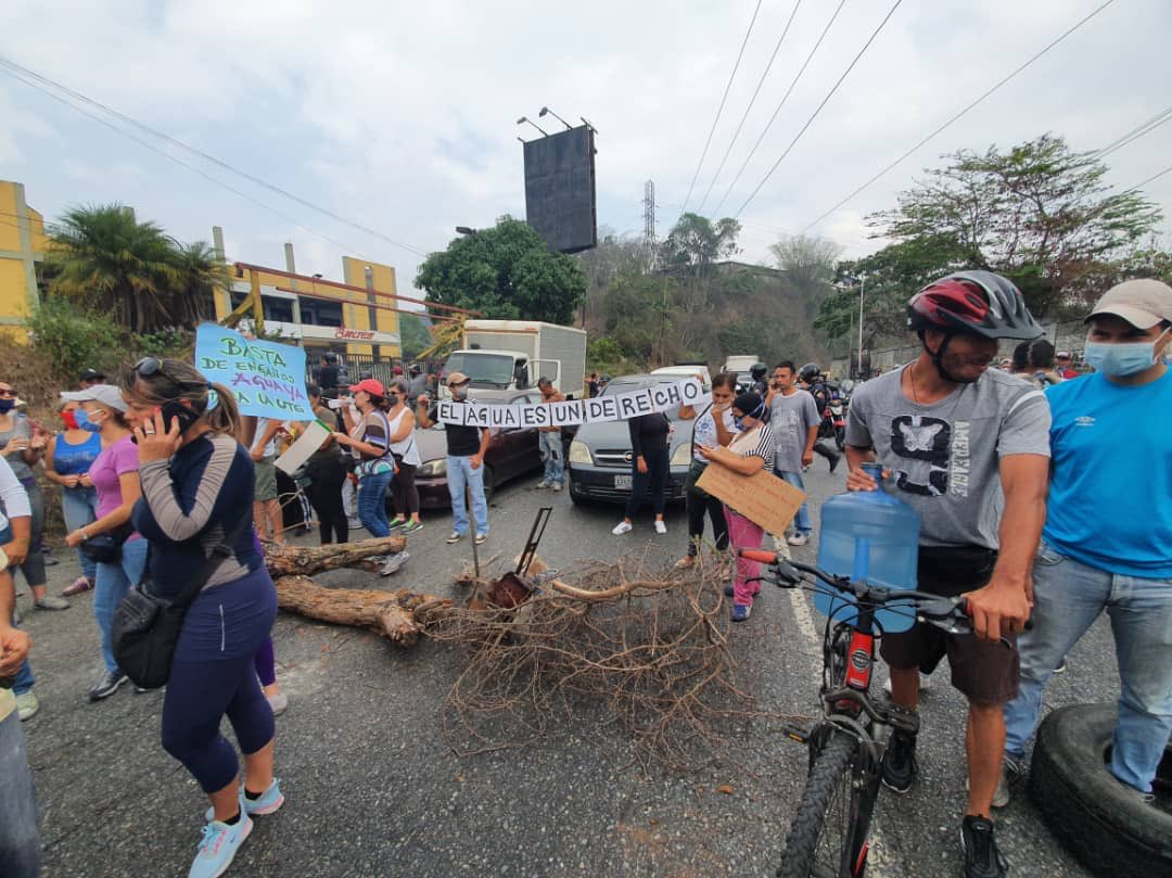 Protestas por falta de agua rompen con la cuarentena en Caracas y ...