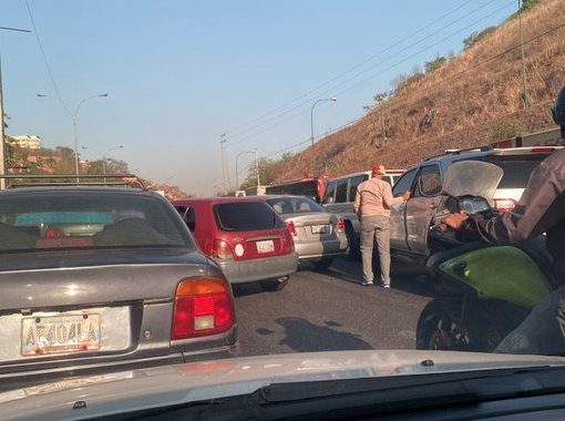 principal entrada a Caracas amaneció cerrada