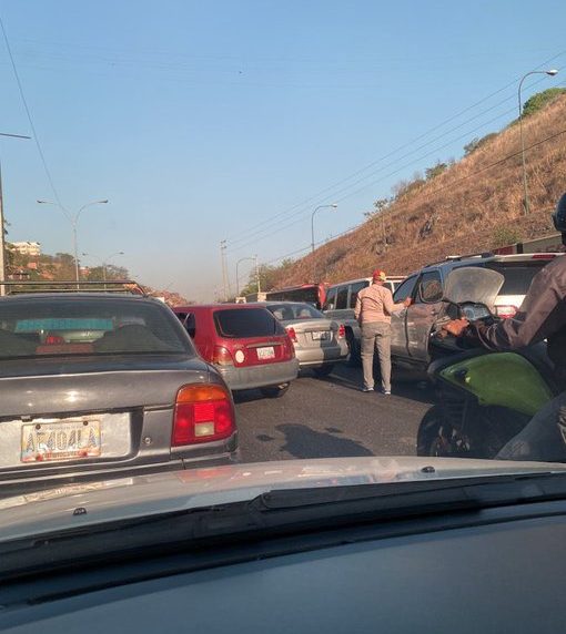 principal entrada a Caracas amaneció cerrada