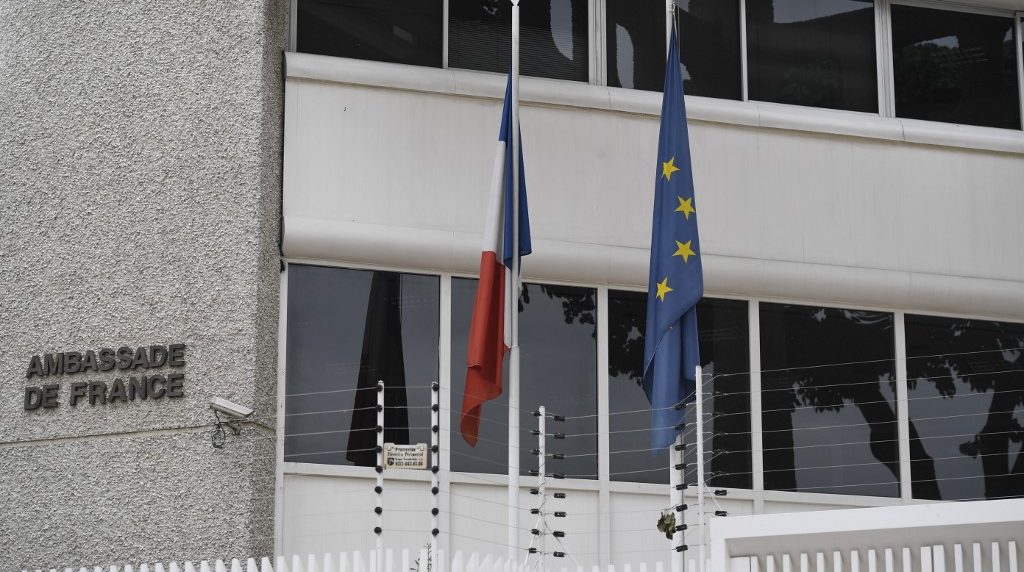 guaidó está en la embajada de francia?