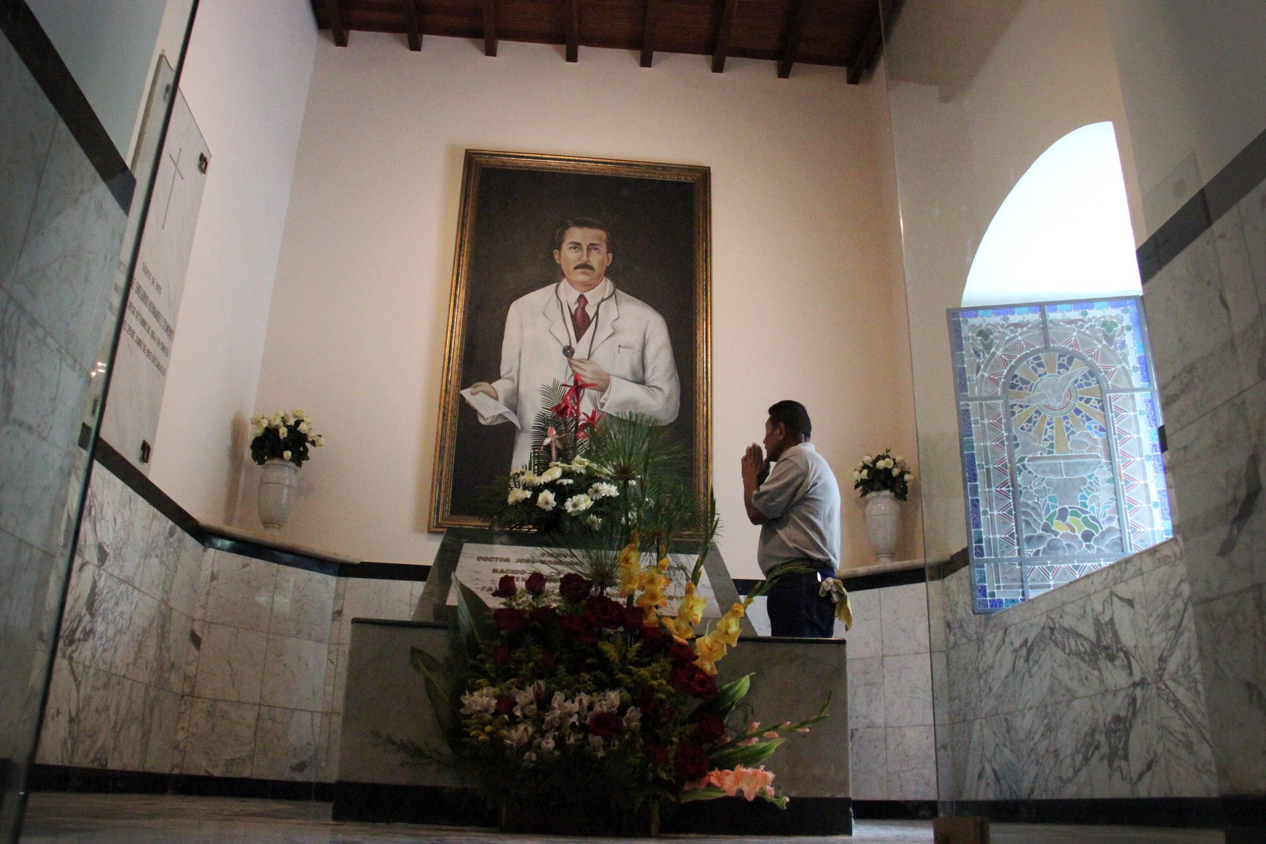 rezando a J G Hernández