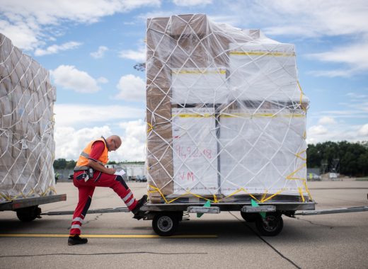 tercer avión con ayuda humanitaria