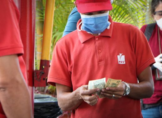 dólares gasolina