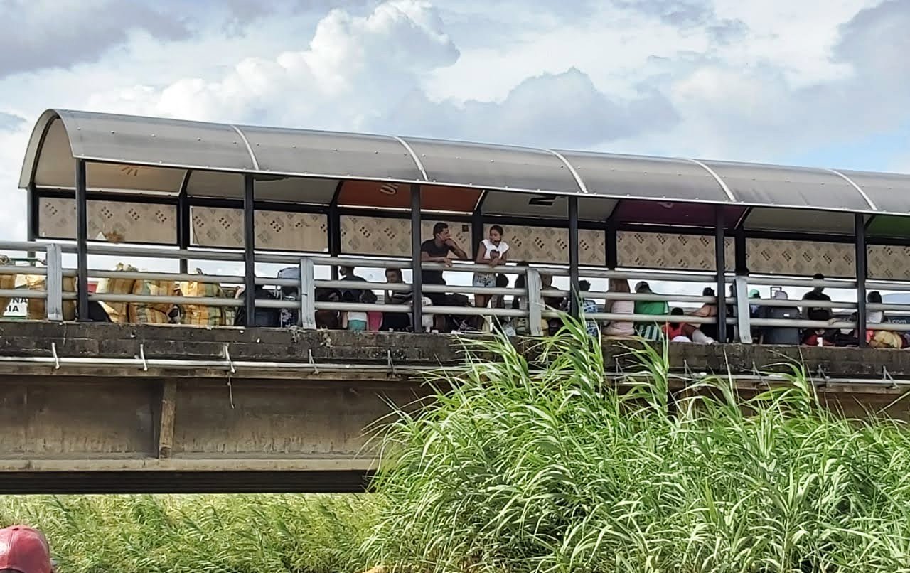 venezolanos que esperan en el puente simon bolivar frontera colombia tachira