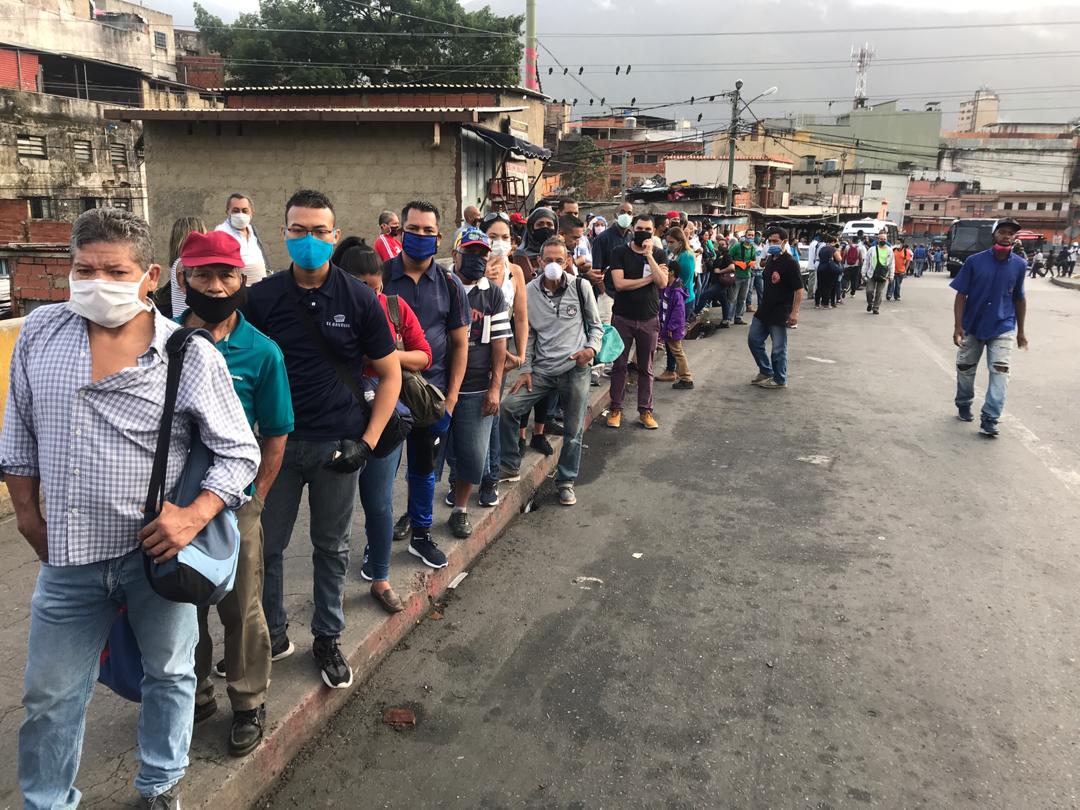 cuarentena radical con mucha gente en la calle