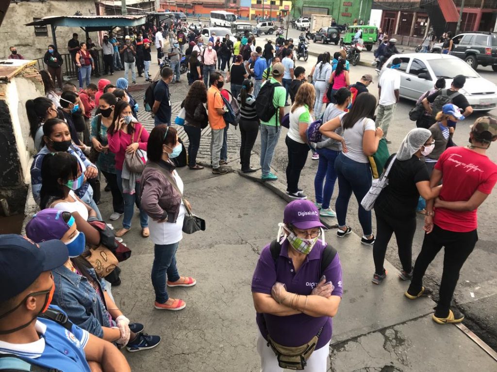 cuarentena radical con mucha gente en la calle