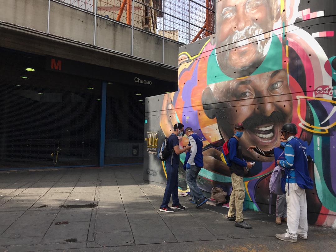 cuarentena radical con mucha gente en la calle