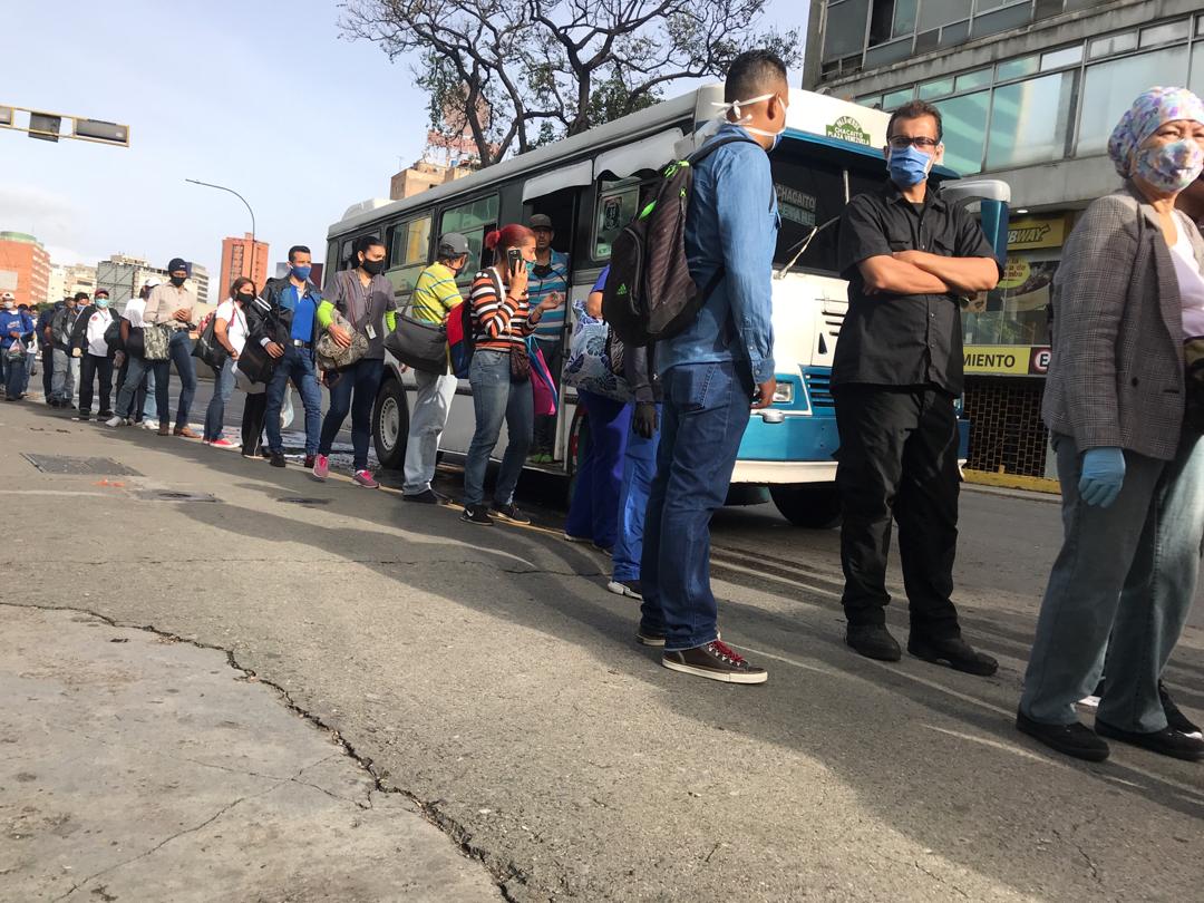 cuarentena radical con mucha gente en la calle