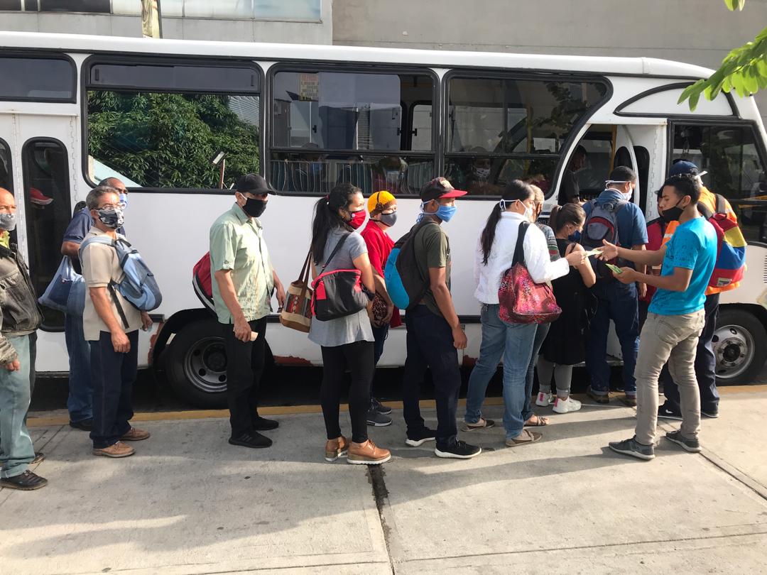 cuarentena radical con mucha gente en la calle