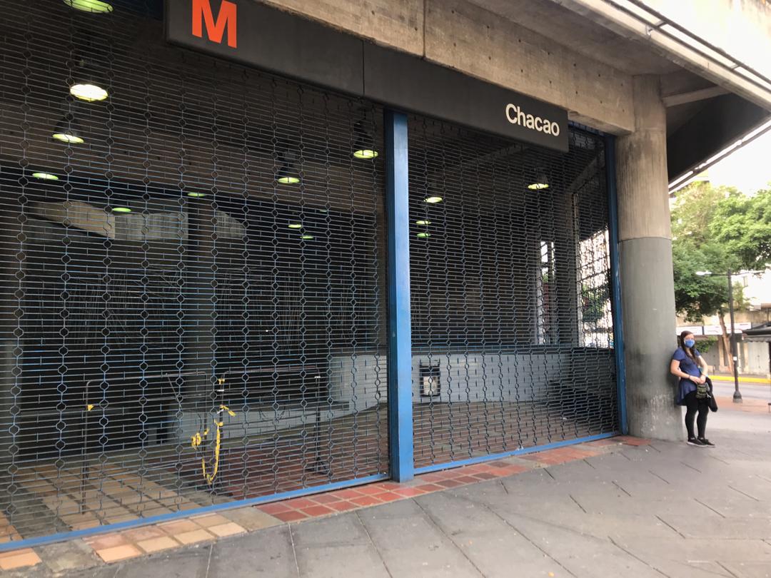 cuarentena radical con mucha gente en la calle