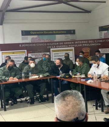 nicolasito con los militares