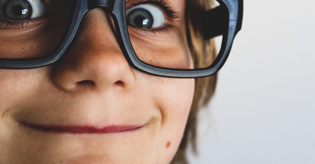 hiperactividad niño con lentes