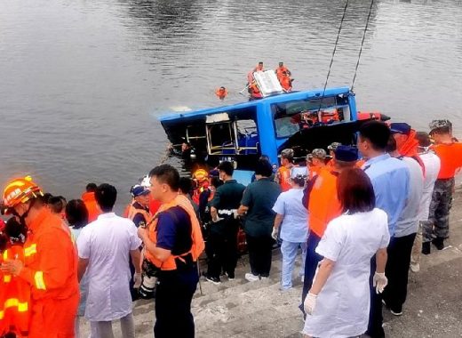 21 adolescentes chinos murieron al caer un autobús a un embalse
