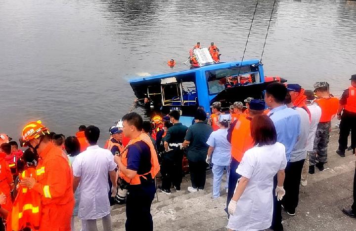 21 adolescentes chinos murieron al caer un autobús a un embalse