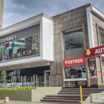 Arcos Dorados, la compañía que opera la marca McDonald’s en 20 países de América Latina y el Caribe, celebra en el contexto del Día de la Transparencia de la información, los primeros 10 años de su iniciativa ‘Puertas Abiertas’. Puertas Abiertas es un recorrido de aproximadamente 15 minutos que ofrece a los visitantes una experiencia entretenida que va más allá de observar de cerca cómo se preparan los distintos productos del menú de la reconocida marca. Los participantes también se informan sobre el origen de los ingredientes, los rigurosos procesos de seguridad alimentaria e higiene, los secretos de una buena condimentación y mucho más. “La seguridad alimentaria y la calidad son pilares fundamentales en nuestra empresa. Hoy, más que nunca, es crucial que reafirmemos nuestro compromiso con estos valores y que abramos las puertas de nuestras cocinas para mostrarles los procesos y estándares que nos permiten ofrecer productos seguros y deliciosos a nuestros consumidores” indicó Luzmar Moret, directora general de Arcos Dorados Venezuela. Moret apuntó que Puertas Abiertas destaca el compromiso de la marca con el abastecimiento sustentable, el empleo joven, el reciclaje y el cuidado del medio ambiente. Con esta propuesta, única en la industria, desde 2014 la compañía brinda acceso directo y transparente a información detallada sobre sus procesos, productos y su histórico compromiso con la calidad, inspirando así a todos a adoptar mejores prácticas en sus propias cocinas. Al concluir el recorrido, y después de haber planteado todas sus preguntas al "líder de experiencia" que los guía, los visitantes son invitados a participar en una encuesta diseñada para recoger sus opiniones y así evolucionar la experiencia año tras año. Desde octubre de 2022 más de 95 mil personas han completado esta encuesta y los resultados son contundentes: tras conocer en profundidad los ingredientes y rigurosos procesos de seguridad alimentaria más del 96% de los encuestados califican la calidad de los productos como muy buena o excelente. Además, más del 97% de las personas asegura que su valoración de la marca mejoró significativamente tras vivir la experiencia. Los interesados pueden solicitar el recorrido Puertas Abiertas en cualquier McDonald’s de Venezuela, acercándose al Líder de Experiencia o al Gerente del restaurante durante los horarios de menor afluencia. Además de educativa, es una experiencia entretenida e inspiradora. "La transparencia en la información de nuestros productos y procesos es de máxima prioridad. Nos enorgullece ser los únicos en la industria en abrir las puertas de las cocinas, y esperamos que muchas otras marcas se inspiren en esta iniciativa. Creemos que compartir información de manera abierta y accesible para toda la comunidad es clave para que los clientes puedan tomar decisiones con mayor seguridad y confianza", expresó David Grinberg, vicepresidente de Comunicaciones Corporativas de Arcos Dorados. Con Puertas Abiertas, McDonald’s reafirma su compromiso con la transparencia y la calidad, brindando a los clientes una oportunidad única para conocer de cerca sus procesos y valores. Para obtener más información sobre esta iniciativa, visita www.arcosdorados.com/puertas-abiertas/. Calidad que inspira Para celebrar el Día Internacional de la Transparencia, Arcos Dorados Venezuela organizó un conversatorio sobre Calidad y Seguridad Alimentaria, el cual reunió a destacados proveedores de la compañía como Productos Alimenticios Kelly´s, Complejo Agropecuario Cárnicos, Procesadora Naturalys y Envases Mundial. El evento tuvo lugar en los espacios de Zetta Place, ubicados en Caracas. El público asistente estuvo conformado por representantes gremiales, líderes empresariales y estudiantes. Los ponentes compartieron sus experiencias y los altos estándares de calidad que brindan en cada uno de sus productos, gracias a los cuales se elabora el icónico menú de McDonald’s. En la charla se conocieron los procesos de producción de cada una de las empresas invitadas, así como los controles de calidad que implementan y la manera en la que sus productos contribuyen a la excelencia del menú de McDonald's. Además, se abordaron temas relevantes como trazabilidad, inocuidad, calidad, sostenibilidad y el compromiso con la salud y el bienestar de los consumidores. "Este conversatorio es una muestra de nuestro compromiso con la transparencia y la calidad que nos caracteriza desde hace 39 años, y nos enorgullece contar con proveedores tan comprometidos para continuar brindando productos con excelencia", dijo Rafael Romero, gerente de Comunicaciones y Relaciones Institucionales de Arcos Dorados Venezuela.
