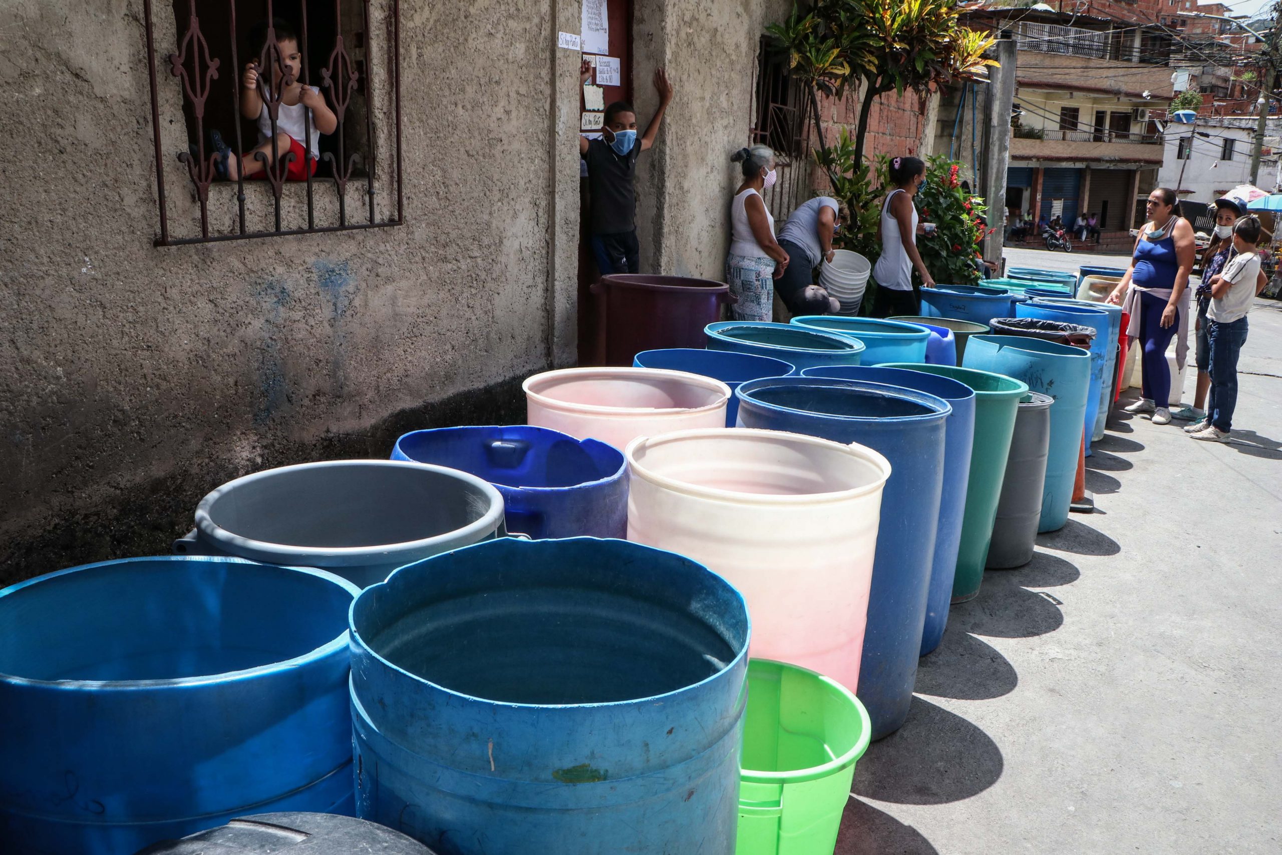la dolorosa ruta por el agua en el barrio José Félix Ribas