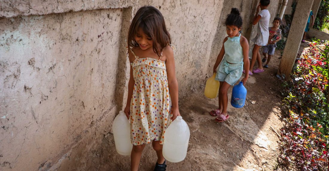 la dolorosa ruta por el agua en el barrio José Félix Ribas