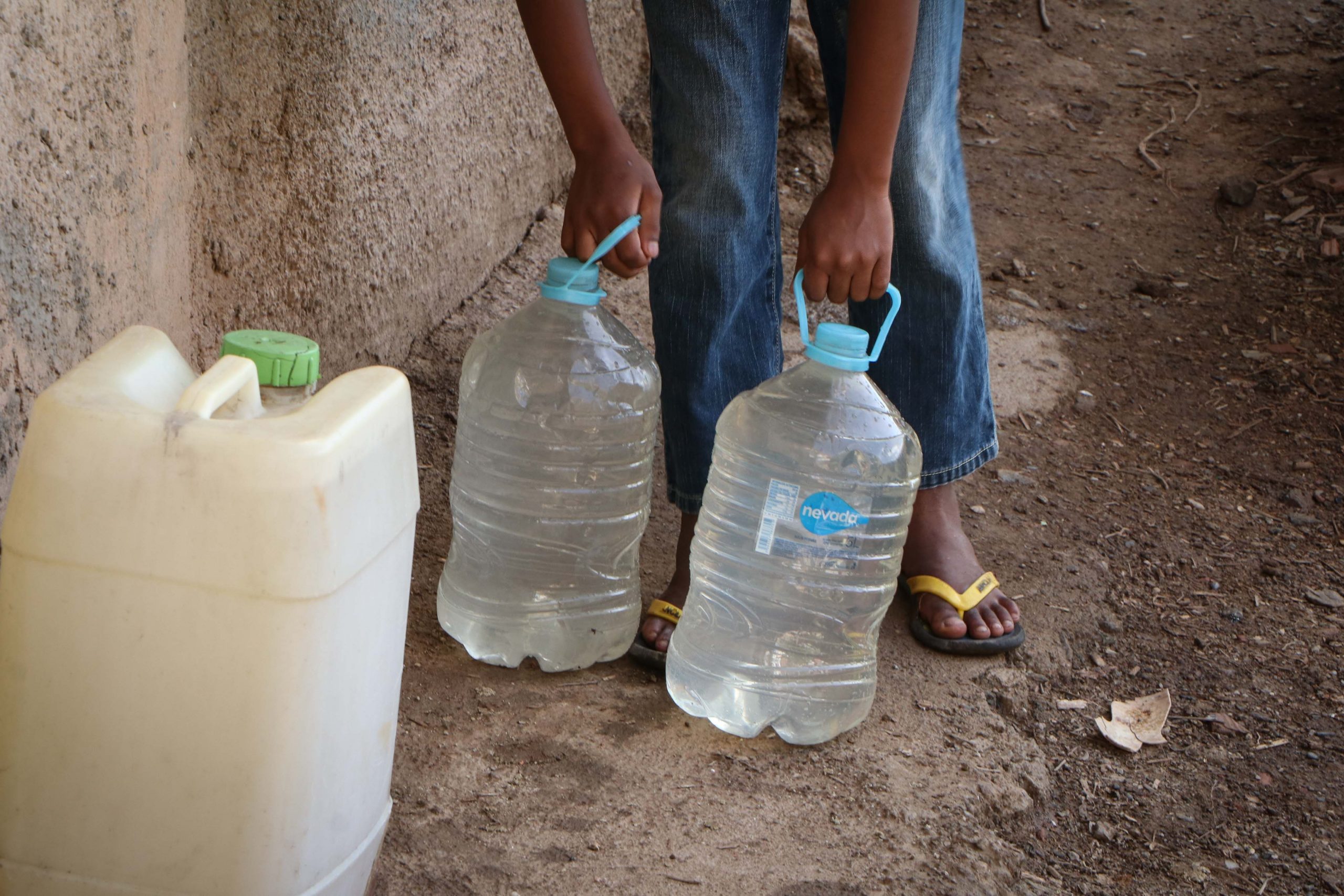 la dolorosa ruta por el agua en el barrio José Félix Ribas