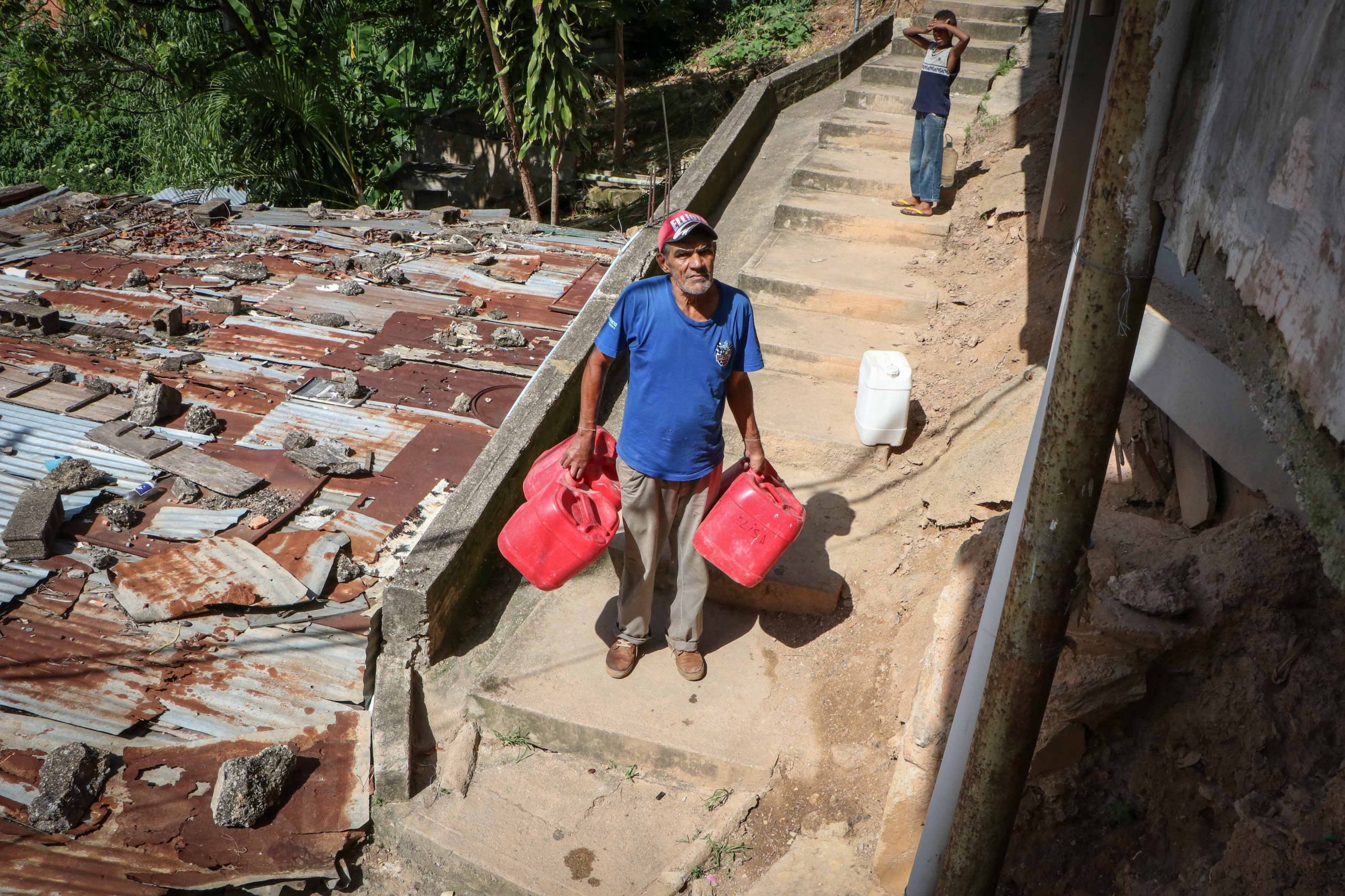 la dolorosa ruta por el agua en el barrio José Félix Ribas