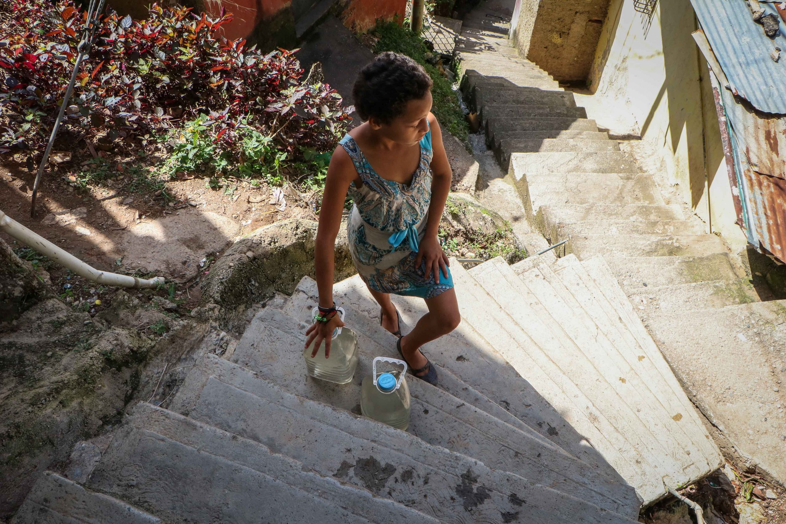 la dolorosa ruta por el agua en el barrio José Félix Ribas