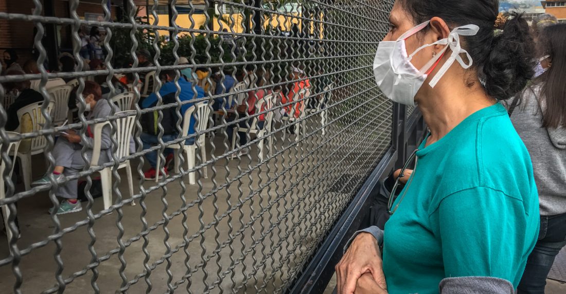 enfermos con cáncer hacen dos dias de fila por medicamentos