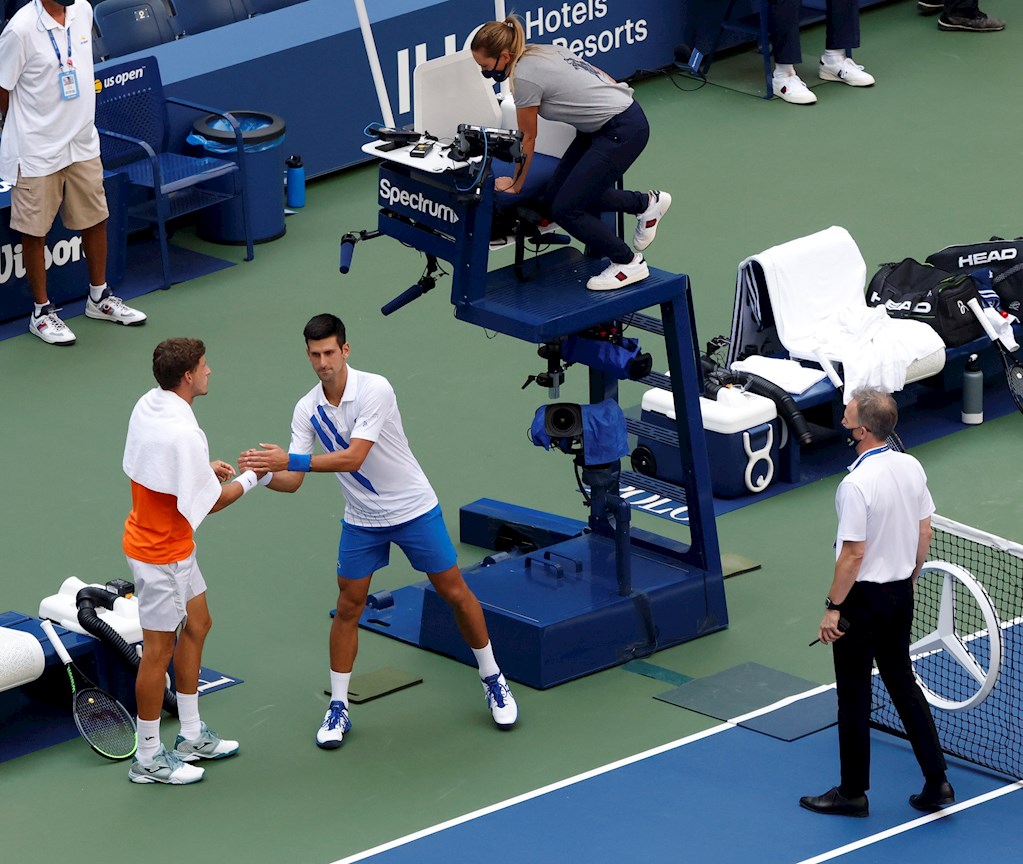 djokovic abandonando el campo