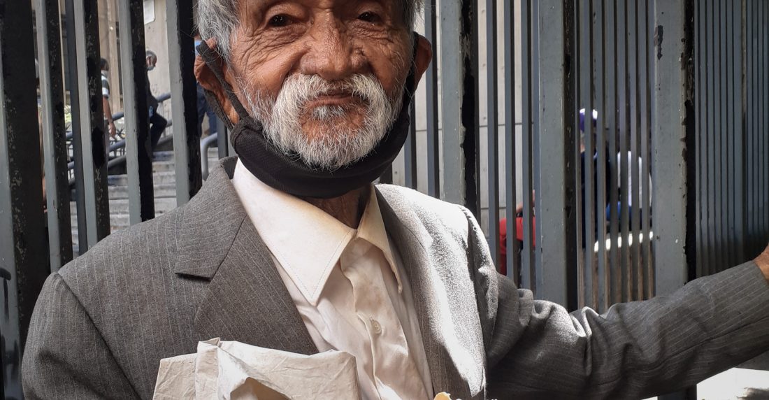 Pensionados vistos por Rey de España. Foto: Daniel Hernández