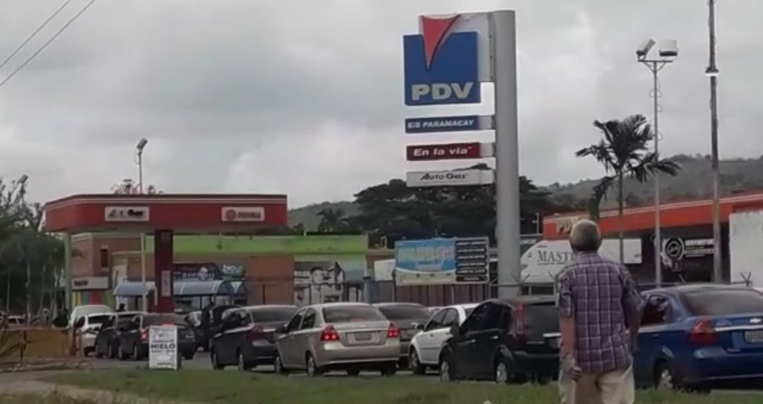 12 días de fila para poner gasolina