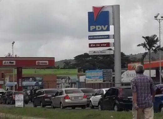 12 días de fila para poner gasolina