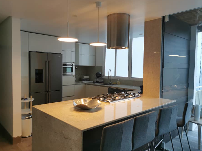 asi es la cocina de la casa de un chef