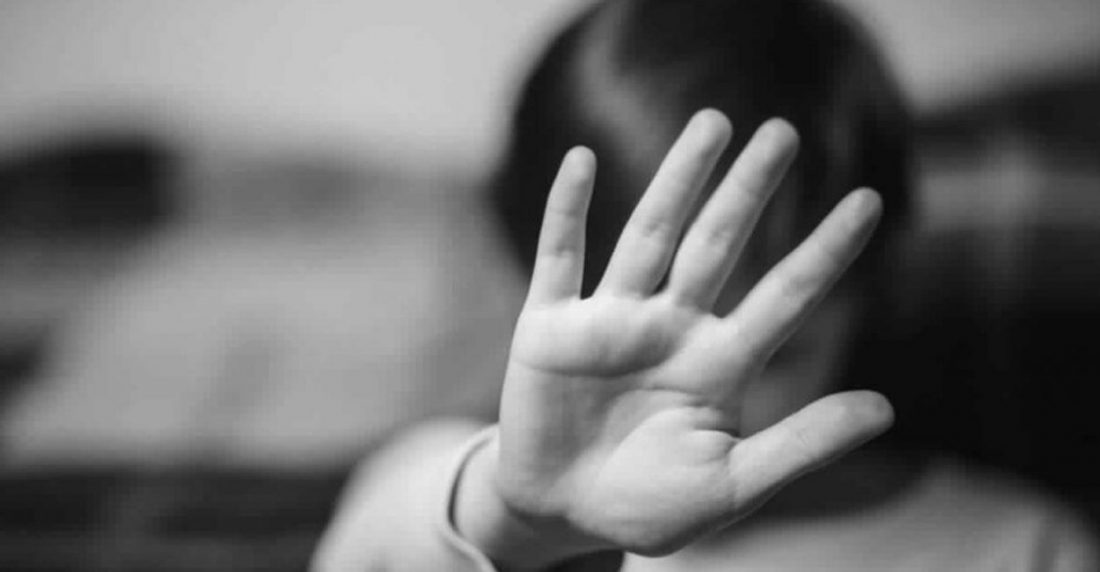 violencia La ONG Utopix, referencia en la violencia contra la mujer en Venezuela a falta de cifras oficiales, proyecta 170 feminicidios al cierre de 2024, dijo este sábado a la AFP la coordinadora del reporte de víctimas. Utopix publicó el viernes un primer corte de 155 muertes violentas entre enero y octubre, período en el que también se reportaron 184 intentos de feminicidios. "Viendo la cantidad de casos en noviembre y en lo que va a diciembre, donde probablemente hubo 15 casos contabilizamos y en diciembre un poquito más, (respectivamente), yo creo que van a ser más de 170 feminicidios contabilizados este 2024", proyectó Zambrano. Venezuela aprobó en 2007 la Ley Orgánica sobre el Derecho de las Mujeres a una Vida Libre de Violencia, pero organizaciones feministas coinciden en que su aplicación es deficiente. Zambrano destacó la creación este año del programa social Gran Misión Venezuela Mujer, con un "vértice orientado a la erradicación de la violencia contra la mujer y la justicia de género". "Pero cuando te vas a la cantidad de casos referidos a lo que es la violencia de género, vemos que sigue igual", destacó. La organización ha insistido en la necesidad de un plan de emergencia para atender el incremento de la violencia basada en género. "Que todo cuerpo del Estado se aboque no nada más en la mitigación de lo que es la violencia de género, sino también en la prevención porque es una problemática generalizada en el país", dijo. "Cada municipio debería tener una casa de abrigo y en cada municipio debería haber una casa de la mujer o un instituto de la mujer que atienda estas problemáticas, no es algo que estoy inventando, es algo que está en la ley", añadió. Los datos oficiales sobre violencia de género son escasos. Un informe de la asociación civil franco-argentina MundoSur, con la colaboración de varias organizaciones, incluida Utopix, ubica a Venezuela como el séptimo país latinoamericano con más feminicidios en el primer semestre de 2024, aunque lejos de Brasil con 10 veces más casos y cabeza de este índice, que no incluye a México.