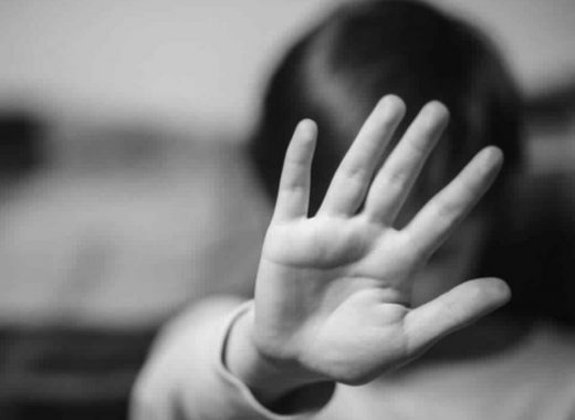 violencia La ONG Utopix, referencia en la violencia contra la mujer en Venezuela a falta de cifras oficiales, proyecta 170 feminicidios al cierre de 2024, dijo este sábado a la AFP la coordinadora del reporte de víctimas. Utopix publicó el viernes un primer corte de 155 muertes violentas entre enero y octubre, período en el que también se reportaron 184 intentos de feminicidios. "Viendo la cantidad de casos en noviembre y en lo que va a diciembre, donde probablemente hubo 15 casos contabilizamos y en diciembre un poquito más, (respectivamente), yo creo que van a ser más de 170 feminicidios contabilizados este 2024", proyectó Zambrano. Venezuela aprobó en 2007 la Ley Orgánica sobre el Derecho de las Mujeres a una Vida Libre de Violencia, pero organizaciones feministas coinciden en que su aplicación es deficiente. Zambrano destacó la creación este año del programa social Gran Misión Venezuela Mujer, con un "vértice orientado a la erradicación de la violencia contra la mujer y la justicia de género". "Pero cuando te vas a la cantidad de casos referidos a lo que es la violencia de género, vemos que sigue igual", destacó. La organización ha insistido en la necesidad de un plan de emergencia para atender el incremento de la violencia basada en género. "Que todo cuerpo del Estado se aboque no nada más en la mitigación de lo que es la violencia de género, sino también en la prevención porque es una problemática generalizada en el país", dijo. "Cada municipio debería tener una casa de abrigo y en cada municipio debería haber una casa de la mujer o un instituto de la mujer que atienda estas problemáticas, no es algo que estoy inventando, es algo que está en la ley", añadió. Los datos oficiales sobre violencia de género son escasos. Un informe de la asociación civil franco-argentina MundoSur, con la colaboración de varias organizaciones, incluida Utopix, ubica a Venezuela como el séptimo país latinoamericano con más feminicidios en el primer semestre de 2024, aunque lejos de Brasil con 10 veces más casos y cabeza de este índice, que no incluye a México.