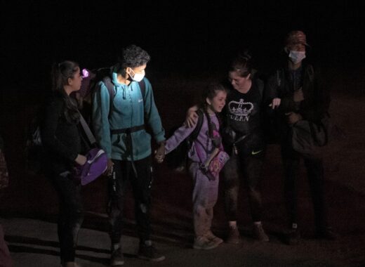 Venezolanos detenidos en Arica, rumbo a Chile. Foto Martín Bernetti AFP