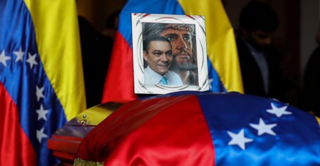 La Comisión Interamericana de Derechos Humanos (CIDH) sometió el 5 de agosto de 2026 ante la Corte Interamericana de Derechos Humanos (Corte IDH) el Caso Nº 14.267, respecto de Venezuela. El caso, originado en una petición presentada ante la CIDH el 26 de abril de 2019 , se refiere a la responsabilidad del Estado por la detención arbitraria, la tortura y la ejecución extrajudicial de Fernando Alberto Albán Salazar, y por las agresiones a su familia y la impunidad. Según la parte peticionaria, Albán, de 56 años, era dirigente opositor, fundador del partido Primero Justicia y concejal del Municipio Libertador del Distrito Capital. El 5 de octubre de 2018, al regresar de Nueva York, donde había asistido a la Asamblea General de la ONU, fue detenido en el aeropuerto de Maiquetía por funcionarios del Servicio Bolivariano de Inteligencia Nacional (SEBIN), sin orden judicial ni explicación. Durante unas veinte horas las autoridades habrían negado su detención, por lo que la familia denunció una desaparición forzada. La parte peticionaria relató que el 8 de octubre de 2018, mientras sus abogados esperaban su presentación ante un tribunal, el Fiscal General informó públicamente que Albán se había suicidado en la sede del SEBIN. La familia y su defensa cuestionaron esa versión y señalaron numerosas irregularidades, entre ellas certificados de defunción contradictorios. Añadió que antes de su muerte se le había abierto un proceso penal por terrorismo y otros delitos, y que solo se procesó a dos funcionarios del SEBIN por incumplir sus deberes de custodia, con penas luego reducidas que los dejaron en libertad. Señaló que la familia denunció torturas, desaparición forzada y ejecución extrajudicial, sin que esas líneas se investigaran. En su Informe de Admisibilidad y Fondo No. 320/25, la Comisión concluyó que la detención fue arbitraria y constituyó una desaparición forzada de corta duración, y que fue torturado y ejecutado extrajudicialmente bajo custodia estatal. Concluyó además que el proceso penal en su contra vulneró el principio de legalidad, que la investigación no fue diligente y que su detención respondió a un móvil discriminatorio vinculado a su militancia opositora. La Comisión concluyó que Venezuela es responsable por la violación de los derechos a la personalidad jurídica, la vida, la integridad y la libertad personales, las garantías judiciales, el principio de legalidad, la presunción de inocencia, la honra y la dignidad, la vida privada y familiar, la igualdad y la protección judicial, previstos en los artículos 3, 4, 5, 7, 8, 9, 11, 17, 24 y 25 de la Convención Americana, en relación con sus artículos 1.1 y 2, y de las convenciones interamericanas contra la tortura y sobre desaparición forzada, en perjuicio de Albán y sus familiares. La Comisión solicitó a la Corte IDH que declare la responsabilidad internacional del Estado y que establezca las siguientes medidas de reparación: Reparar integralmente las violaciones declaradas, en sus aspectos material e inmaterial, mediante compensación económica y satisfacción. Disponer un programa de rehabilitación y atención psicológica y psicosocial para los familiares del señor Albán, de ser su voluntad y de manera concertada. Llevar a cabo una investigación seria y en un plazo razonable, que esclarezca los hechos, sancione a todos los responsables, incluida la cadena de mando, y garantice la participación de la defensa de la familia. Dejar sin efecto las consecuencias de la investigación y los antecedentes judiciales, administrativos, penales o policiales que pudieran existir contra el señor Albán y su familia. Prevenir, investigar y sancionar los actos de hostigamiento, persecución y amenaza contra la familia del señor Albán y los miembros de su defensa. Adoptar medidas de no repetición, entre ellas asegurar la independencia en la designación de la Fiscalía General, garantizar investigaciones imparciales en muertes bajo custodia estatal, que las autoridades se abstengan de comentarios públicos sobre causas penales pendientes, y capacitar al SEBIN, el Ministerio Público y el Poder Judicial sobre los derechos de las personas detenidas y la debida diligencia. La CIDH es un órgano principal y autónomo de la Organización de los Estados Americanos (OEA), cuyo mandato surge de la Carta de la OEA y de la Convención Americana sobre Derechos Humanos. La Comisión tiene el mandato de promover la observancia y defensa de los derechos humanos en la región y actúa como órgano consultivo de la OEA en la materia. Fernando Albàn Marino ALvarado