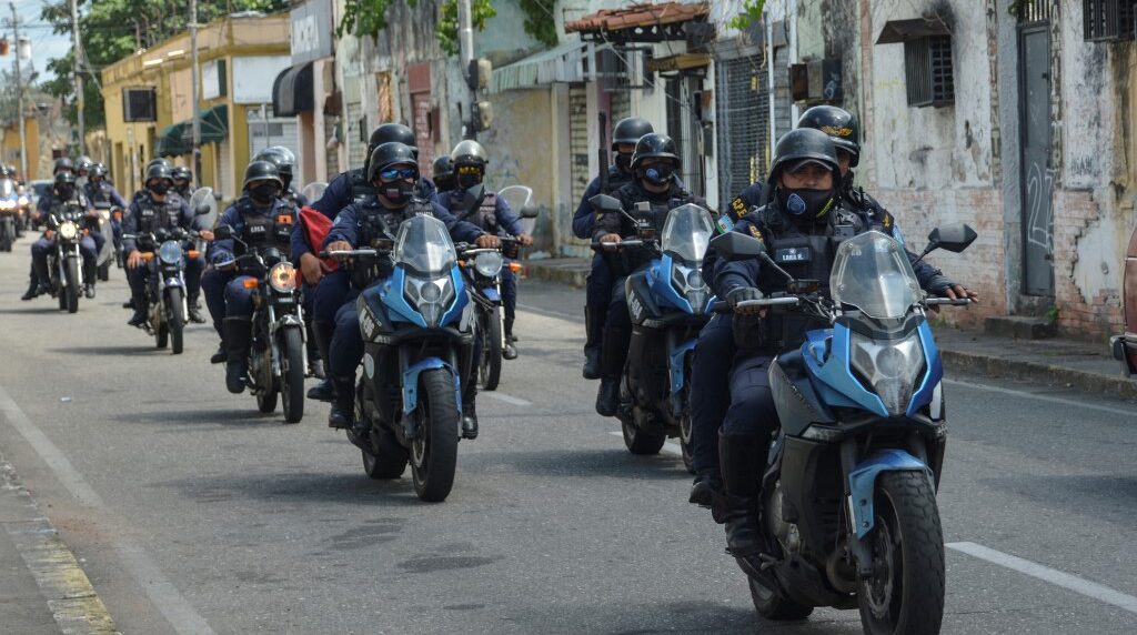 policías y militares