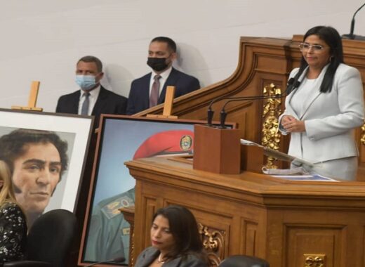 Delcy presenta presupuesto y rechaza dolarización