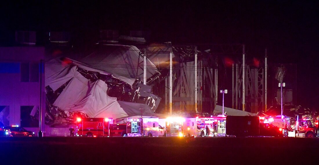 Tornados en Estados Unidos arrasan hasta depósito de Amazon. Foto AFP