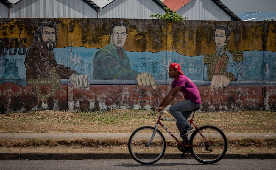 Barinas, maquillaje y elecciones. Foto Rayner Peña/EFE