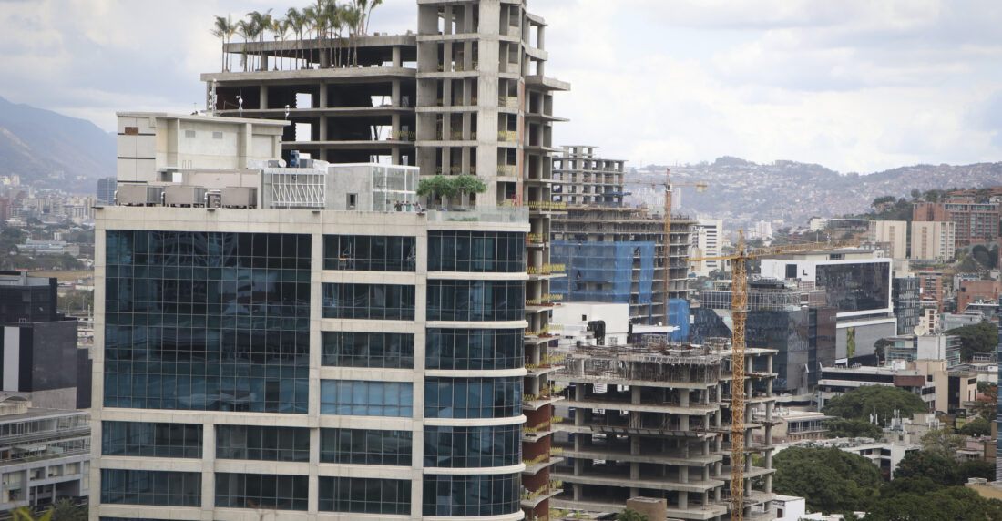 El mercado inmobiliario sigue débil, y la construcción detenida