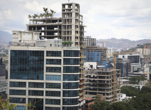 El mercado inmobiliario sigue débil, y la construcción detenida