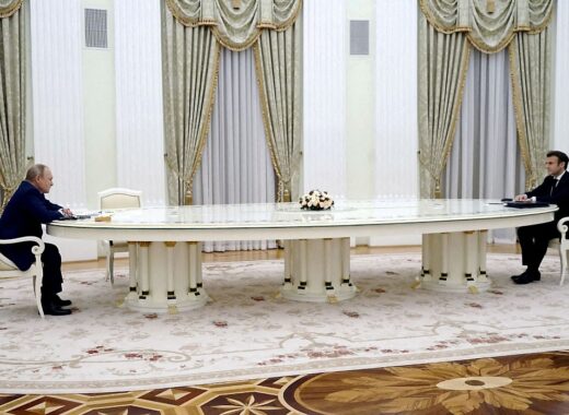 Macron en su distante encuentro con Putin