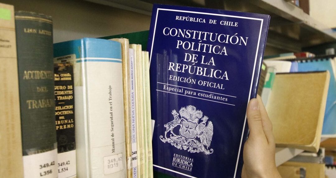 Recurso de amparo Venezuela ha tenido 26 constituciones. En 213 años y siete meses de historia republicana o, mejor dicho, de intentos de tenerla, sería a un promedio aproximado de ocho años y medio por constitución. La actual, con veinticuatro, ya supera el promedio, aún cuando sea discutible si su edad equivale a vigencia efectiva