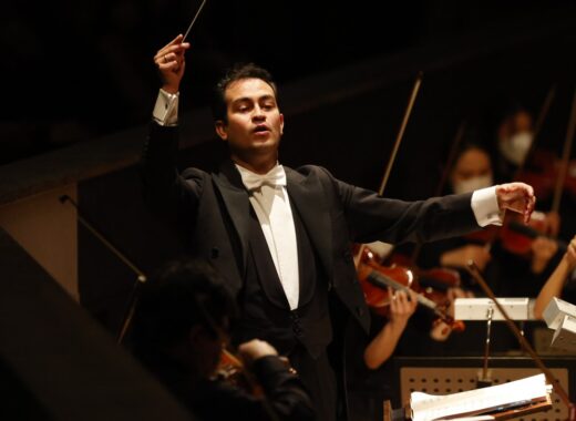 Diego Matheuz dirigiendo la orquesta de la Academia Seiji Ozawa