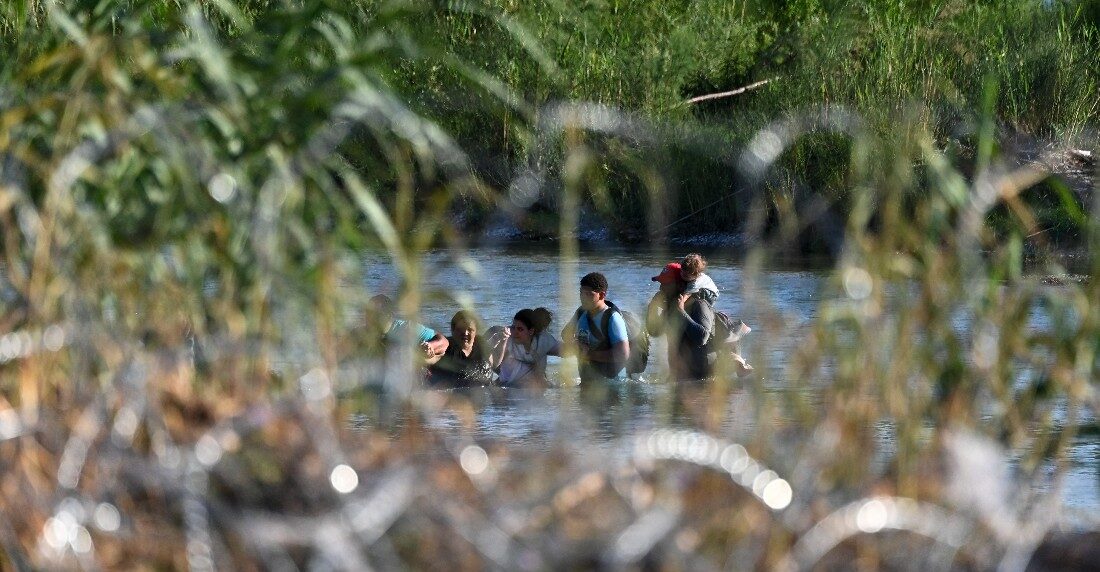 Venezolanos cruzando el Río Bravo rumbo a EEUU