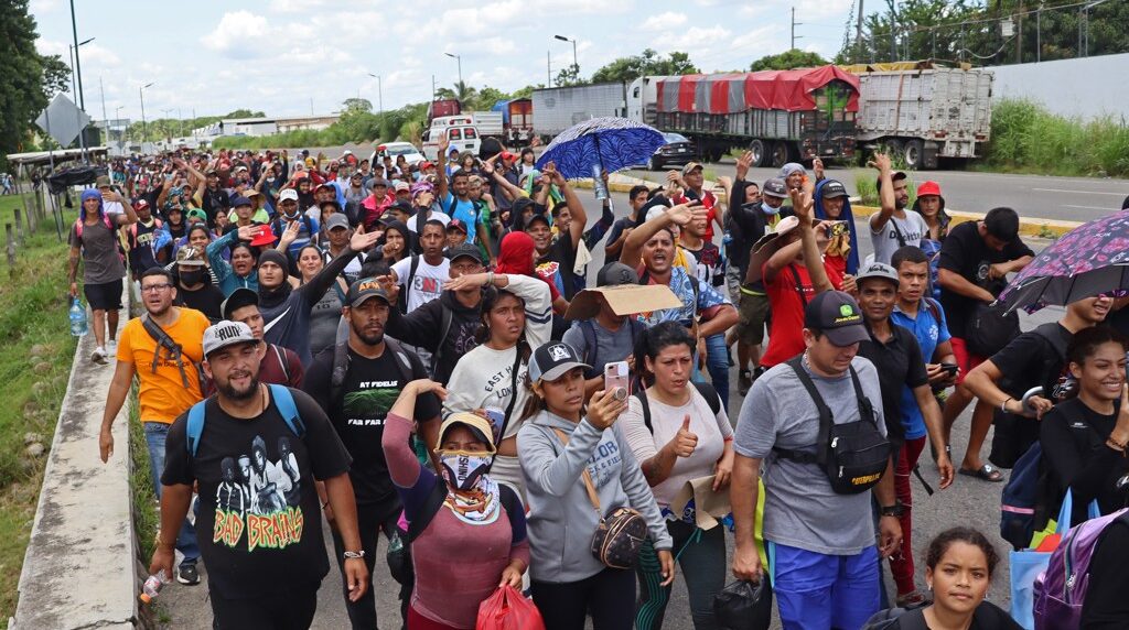 Migrantes venezolanos en la caravana que va rumbo a la frontera norte de México