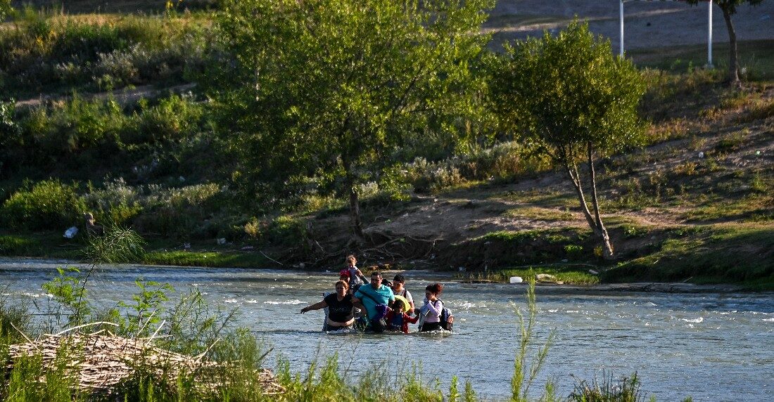 Venezolanos en el medio del Río Grande